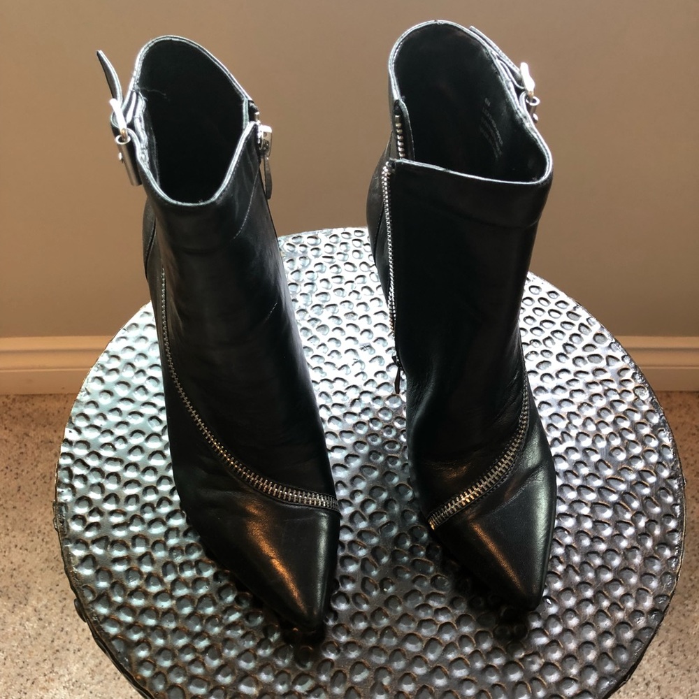 Trouve pointed Booties,